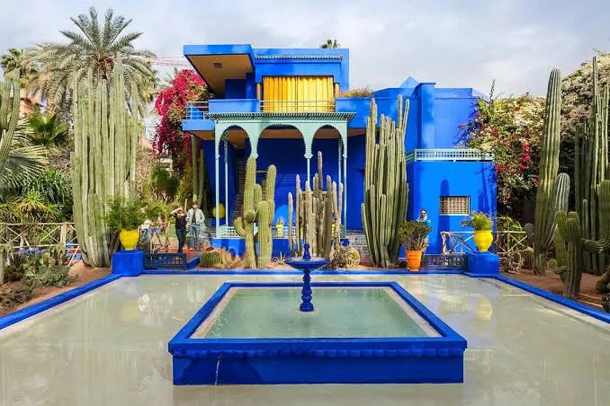 Blue fountain surrounded by cacti at the Jardin Majorelle
